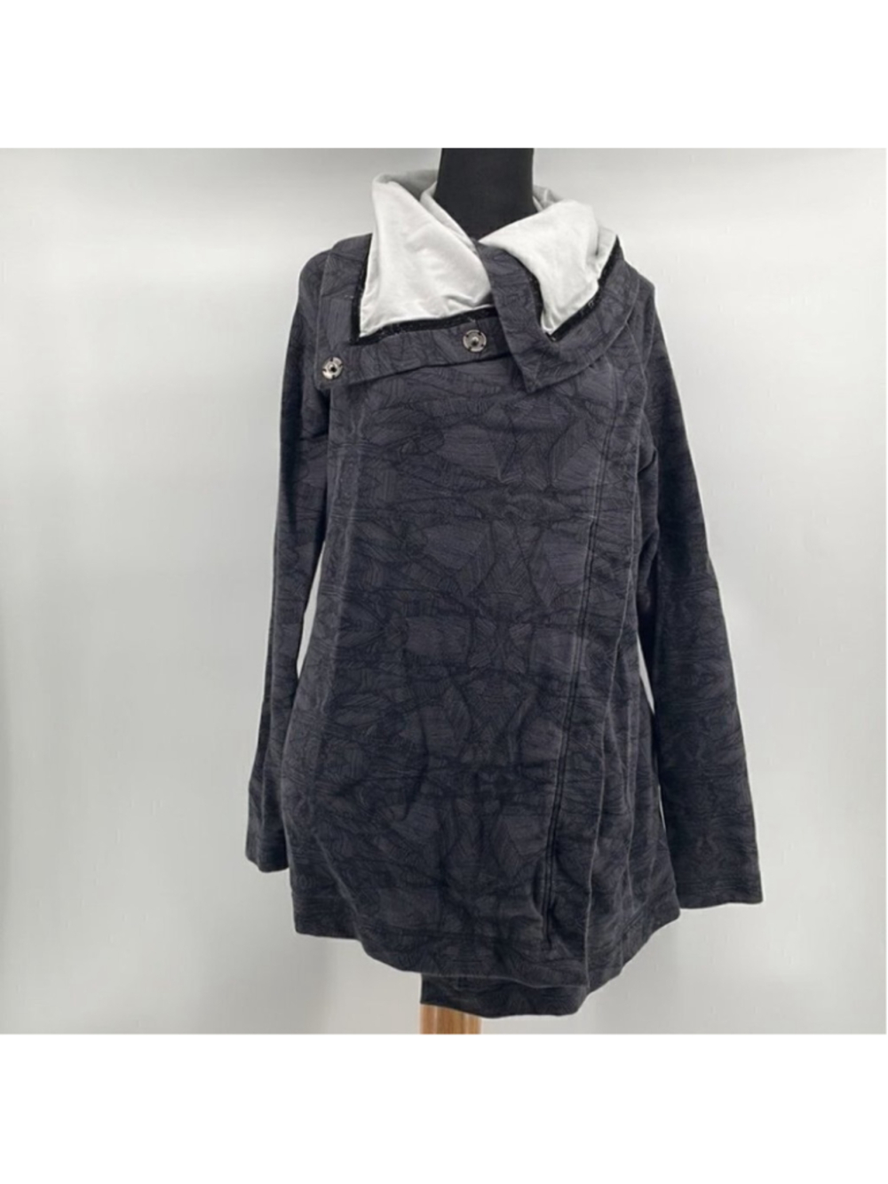 lululemon Savasana wrap lululemon pattern grey snap closure sz 4